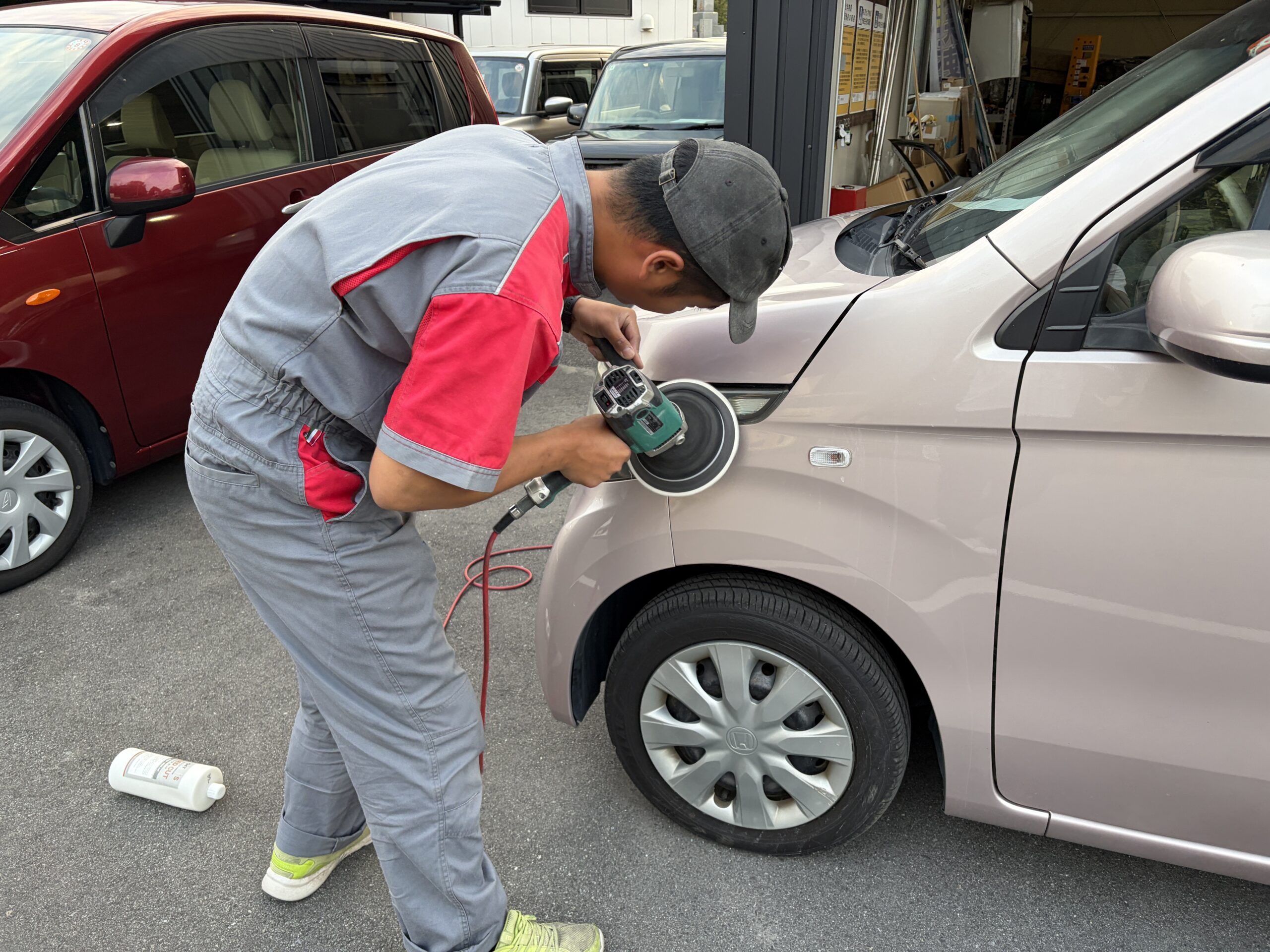 スタッフ乗り換え車両を鈑金修理🚗